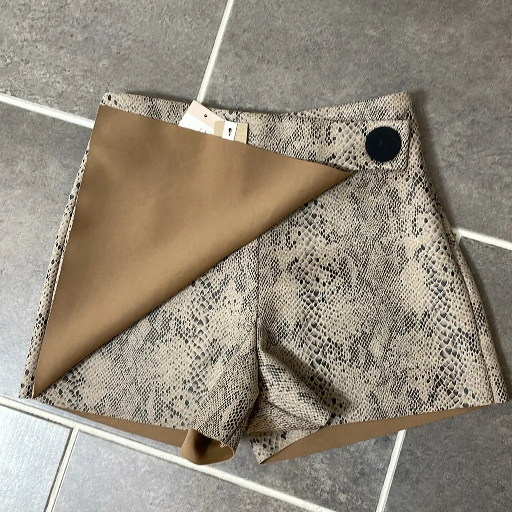 DO+BE Hiss Me With That Skort size Small - Image 4