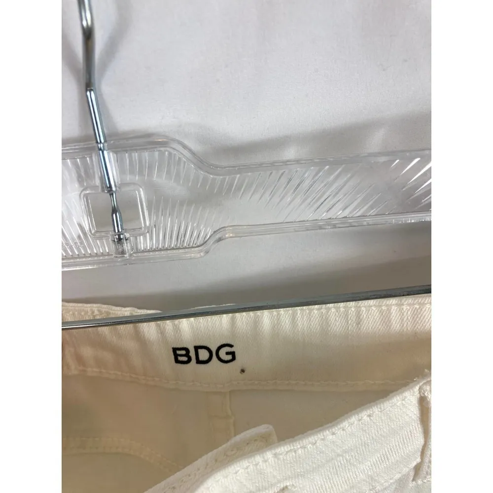 NWT BDG Mid Rise Alexa 5 Pocket Shortie size 32 - Image 3