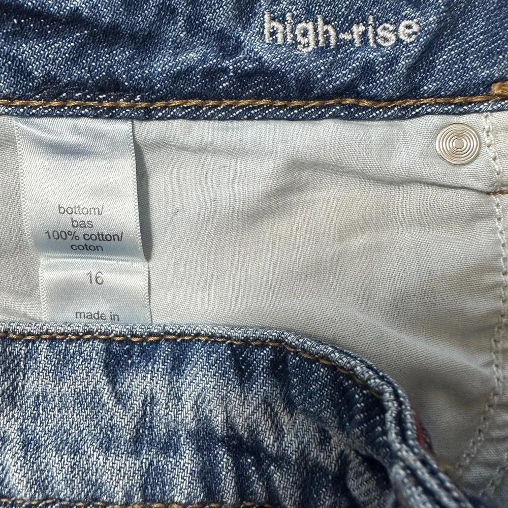 EDGELY High Rise Frayed Hem 5 in.Denim Jean Shorts Maurices; Distressed; size 16 - Image 8