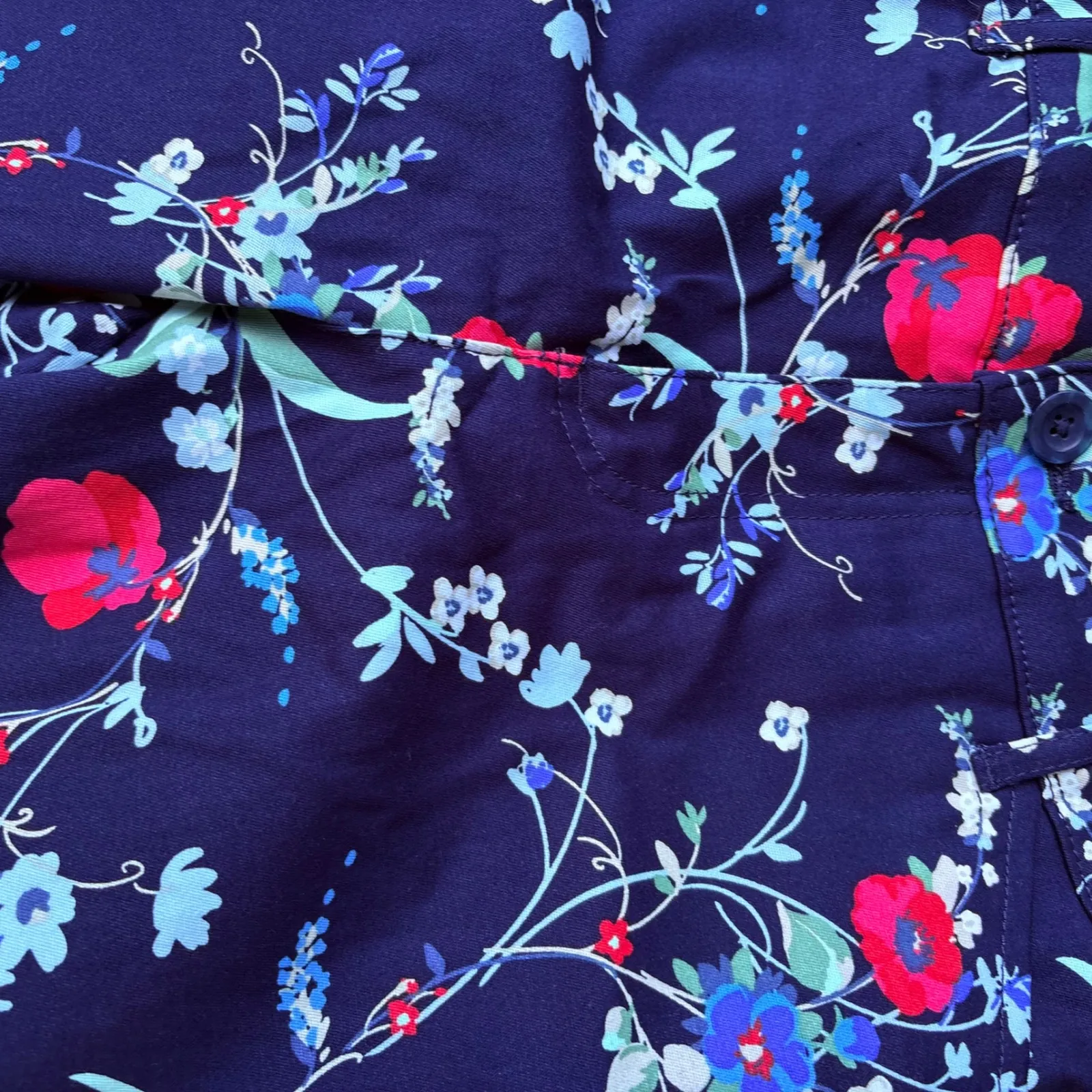 St John's Bay Floral Capri Pants Size 8 Navy Blue Red Blue Flowers‎ - Image 2