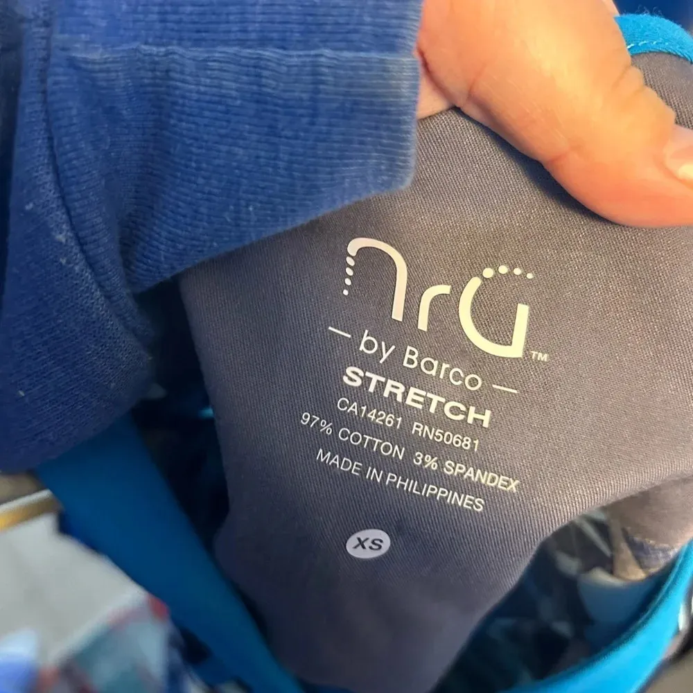 NWT NRG BY BARCO WOMENS SCRUB TOPS Blue Size XS - Image 4