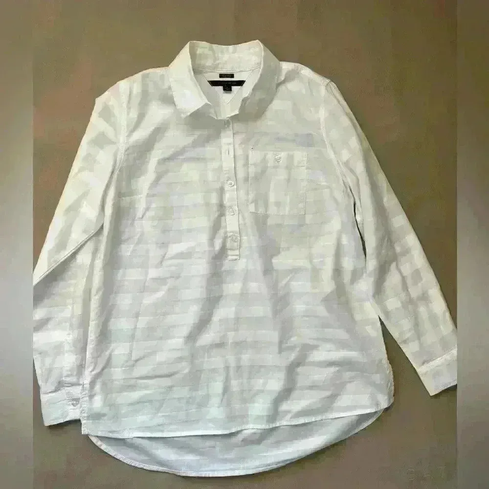 TOMMY HILFIGER BOYFRIEND FIT WHITE ON WHITE BUTTON DOWN BLOUSE SIZE MEDIUM - Image 2