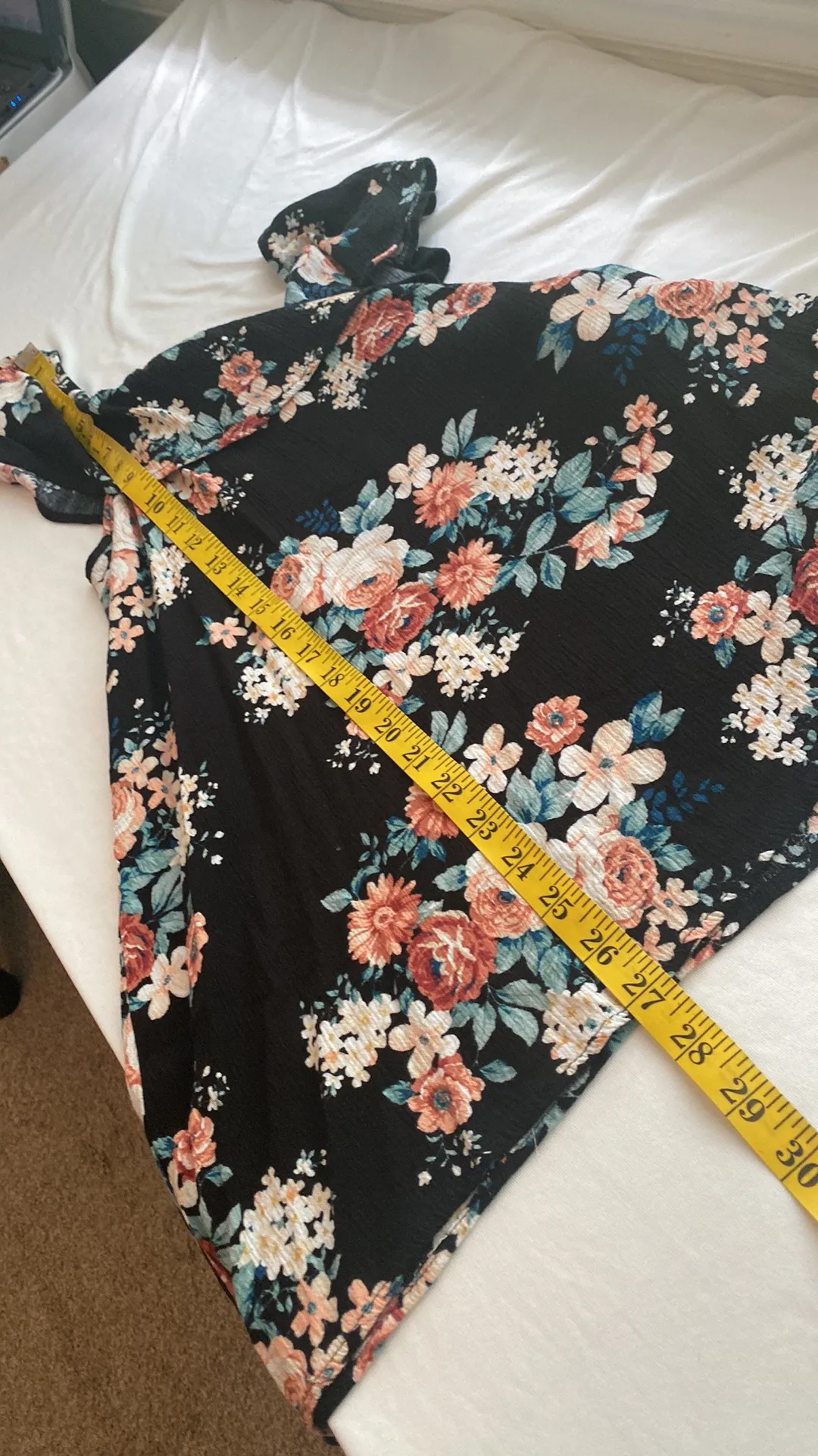 1.4.3 Story by  blouse ruffled neckline sleeveless floral print Sz large - Image 3