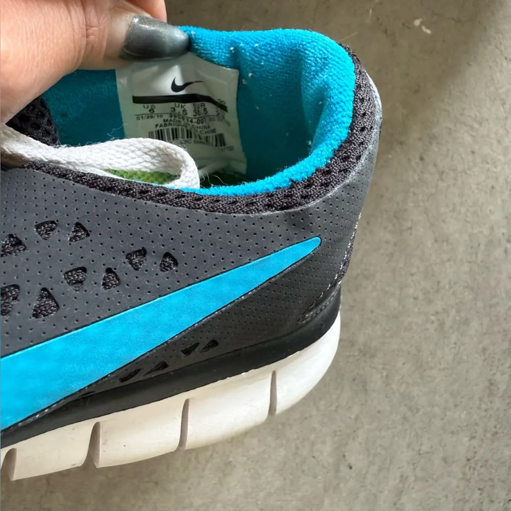 Nike / Women’s Free Run 2010 / black grey blue - Image 7