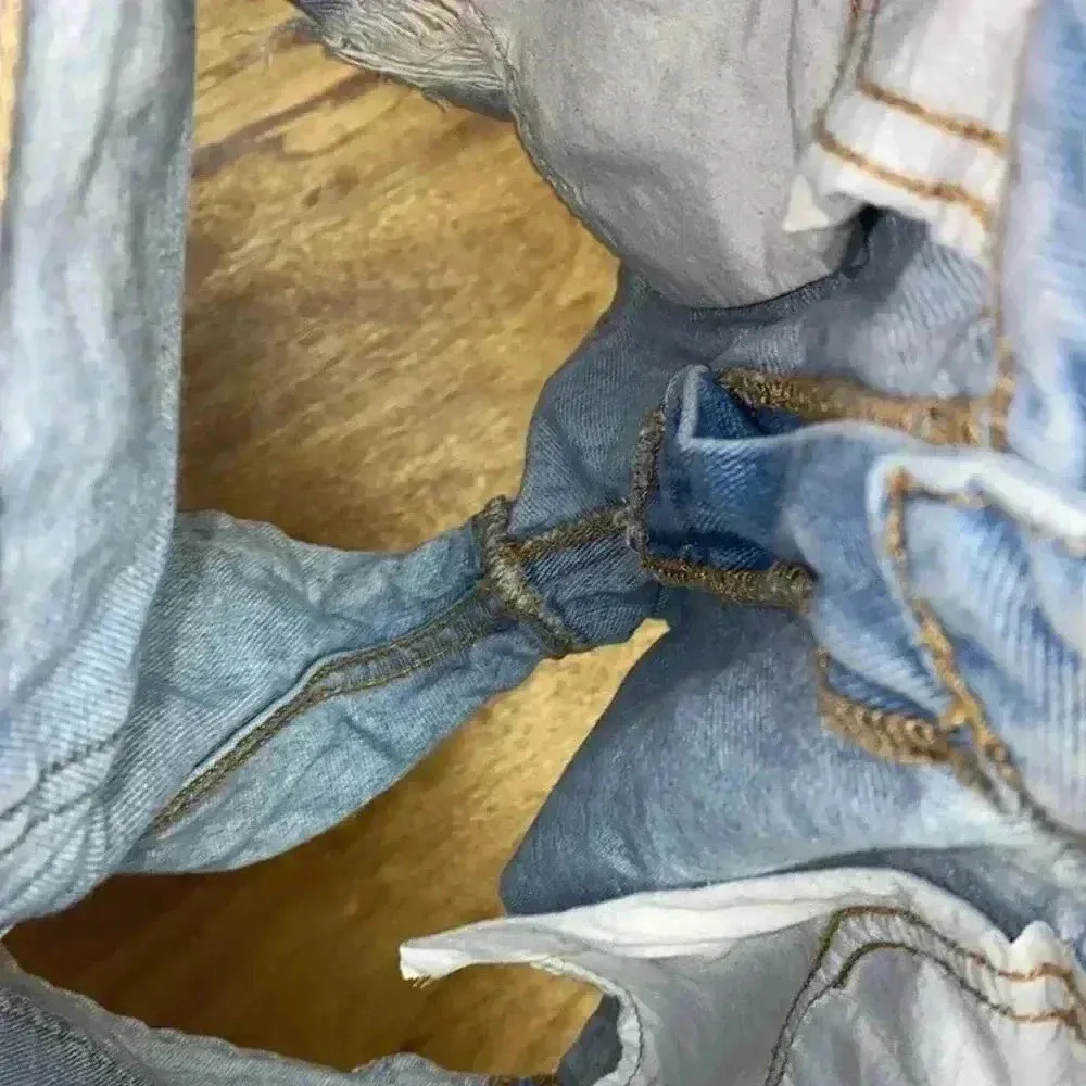 Bullhead women’s shorts light blue white wash mom short high rise Juniors size 3 - Image 4