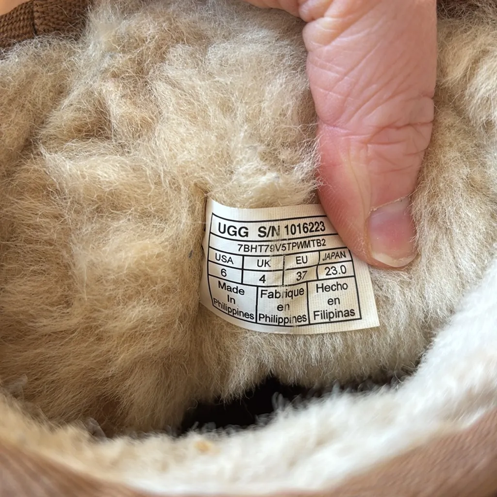 UGG Tan Boots with Cream Fur Lining - Image 3