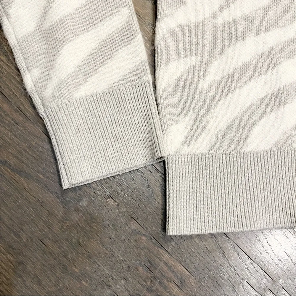 Everlane NWT The Alpaca Tiger Jacquard Crewneck XS Gray Cream - Image 3