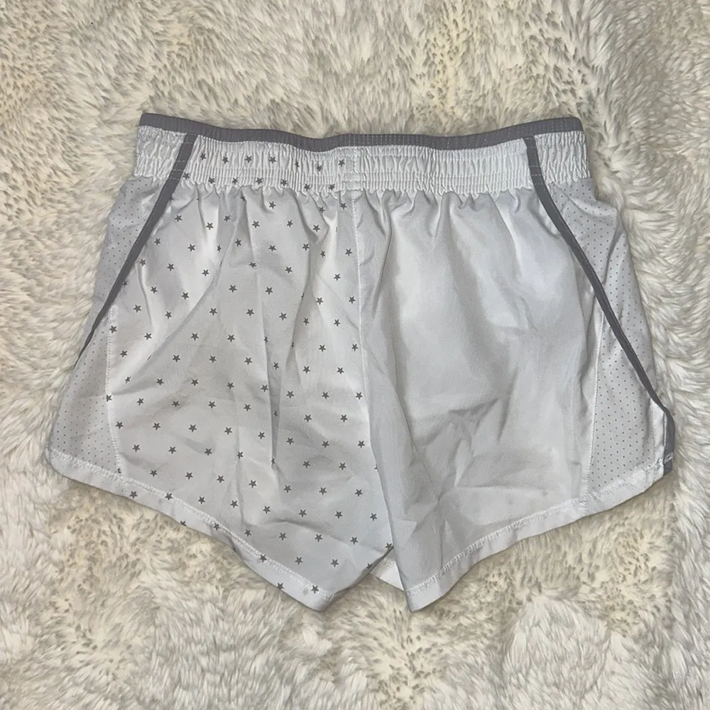 NIKE DRIFIT WHITE STAR ATHLETIC RUNNING SHORTS - Image 3