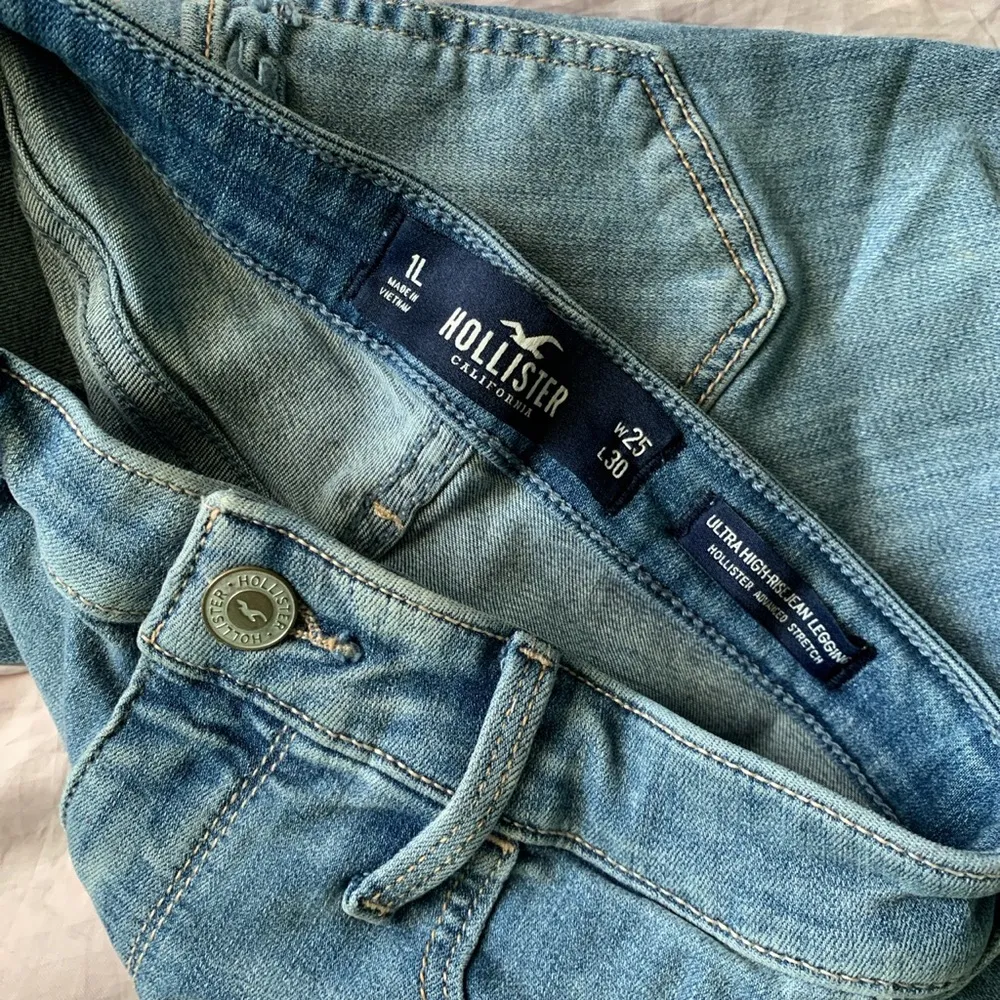 Hollister high rise jeggings - Image 4