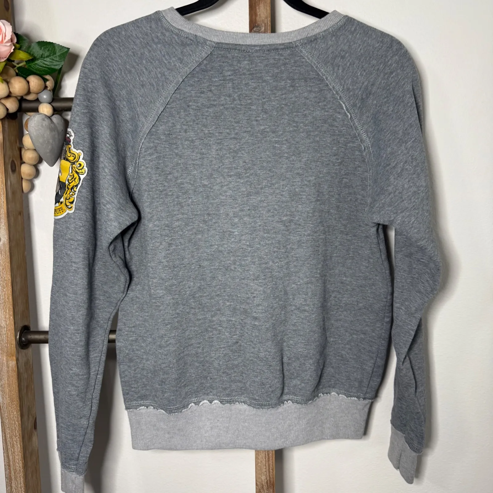 Harry Potter Hufflepuff Sweatshirt Womens Size Small Grey Raglan Sleeve Crest Gray - Image 5