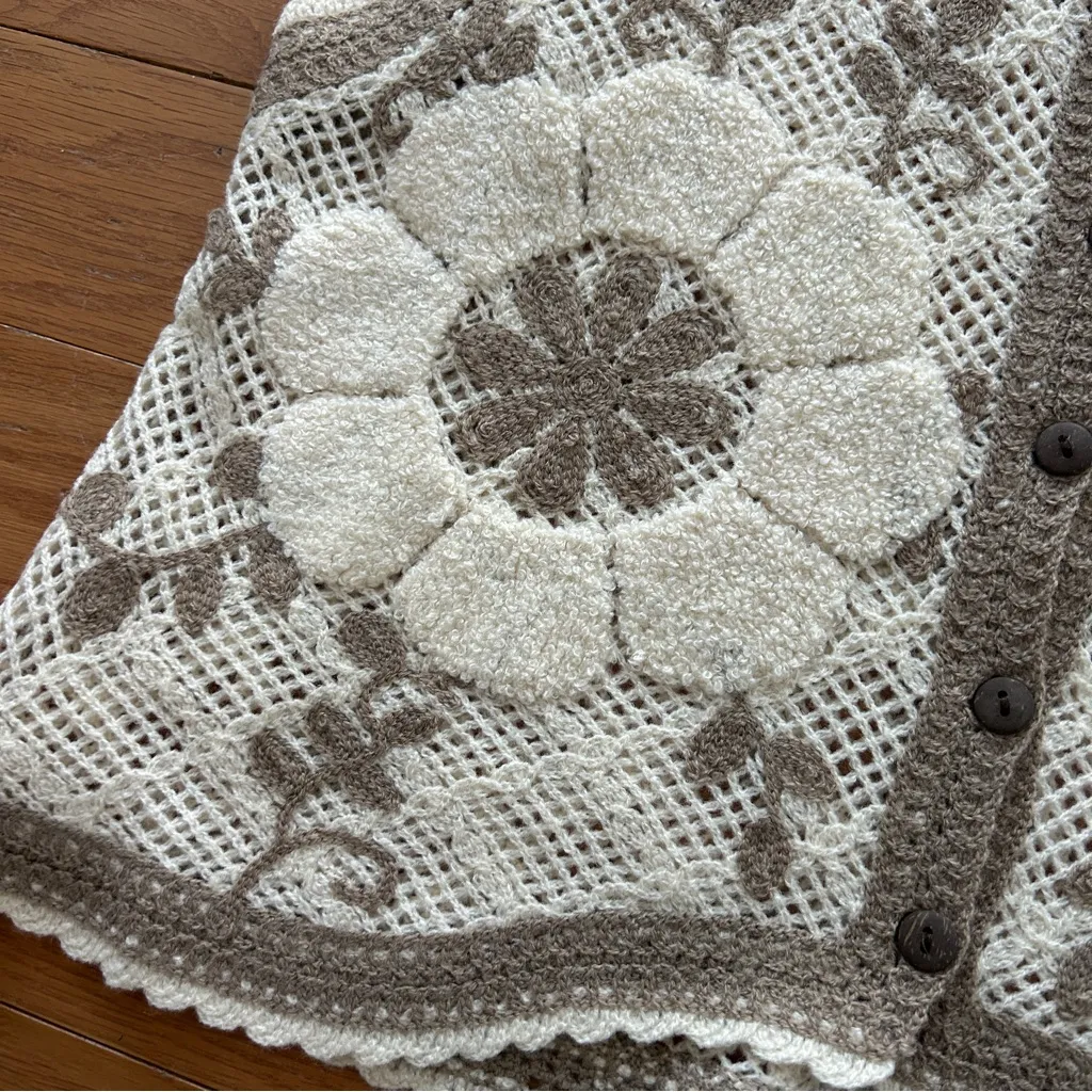 FORE Cream Crochet Embroided Button Down Sweater Vest Cardigan Women’s Large Tan - Image 4