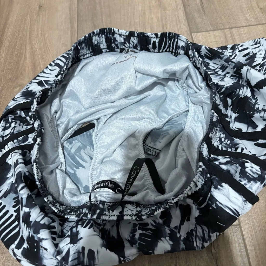Calvin Klein Performance Short Printed tie dye Short white Black size small - Image 7