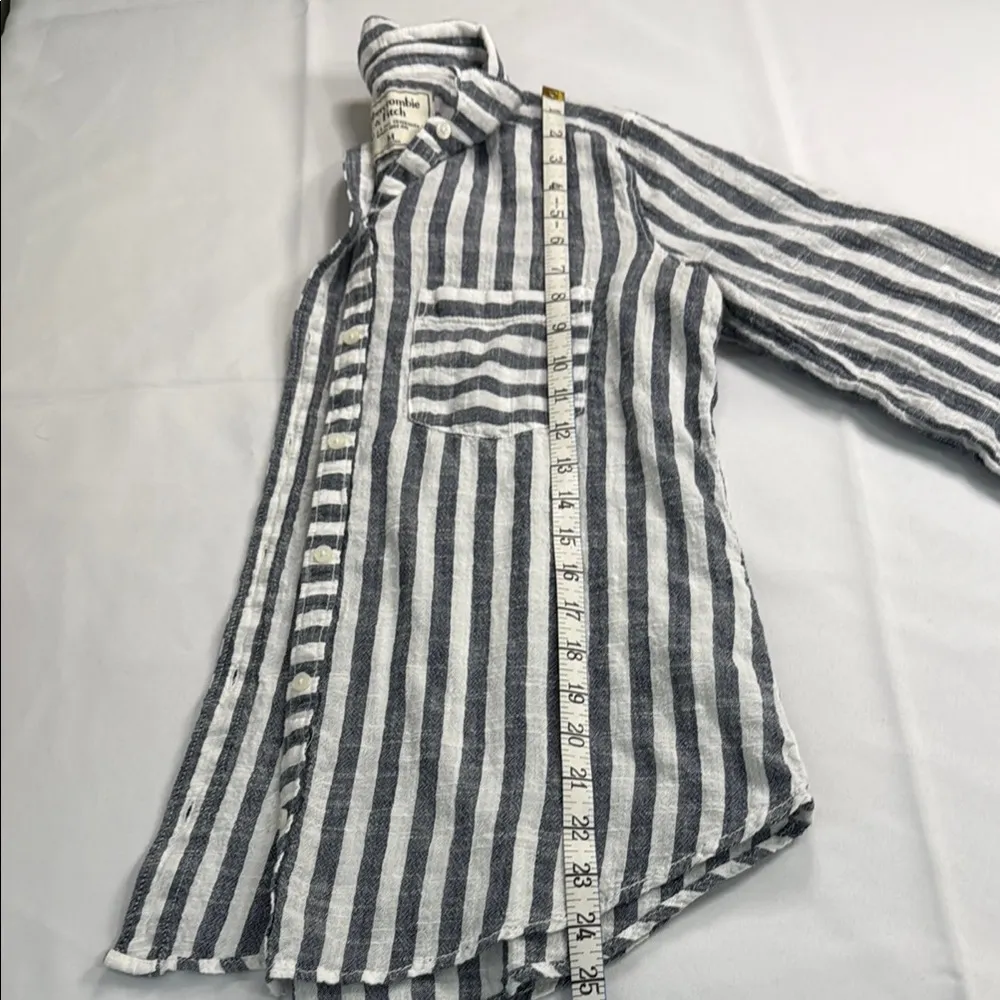 Abercrombie & Fitch Blue and White Striped Casual Shirt - Image 4