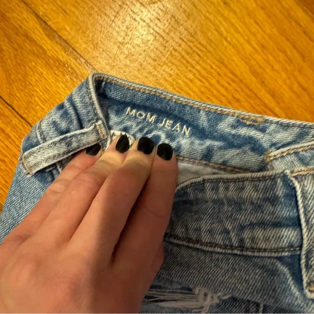 American Eagle Outfitters Ripped Mom Jeans Blue 6 regular - Image 4