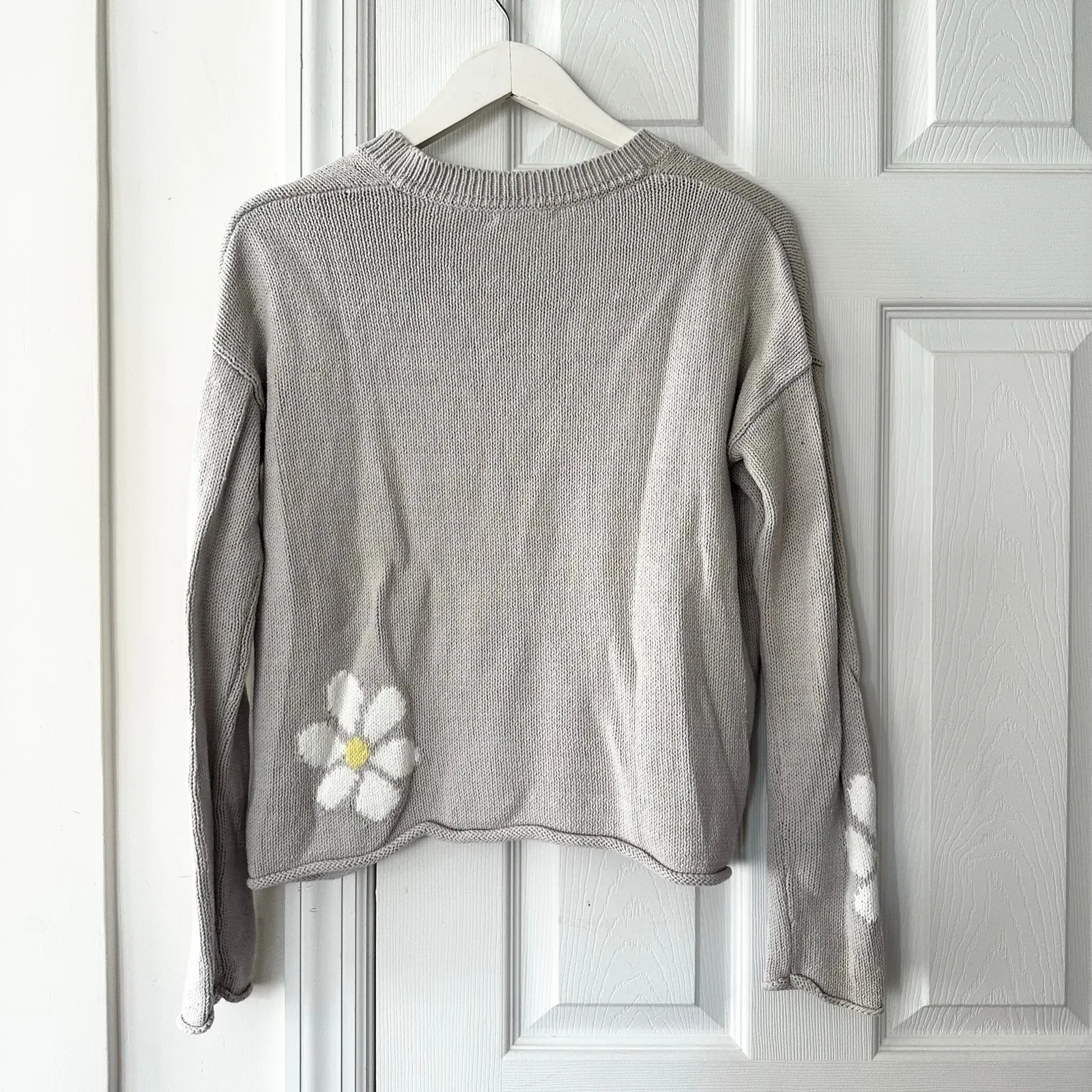 Lisa Todd Full Bloom Lofty Lux Blend Light Grey Daisy Design V Neck Sweater XS Gray - Image 10