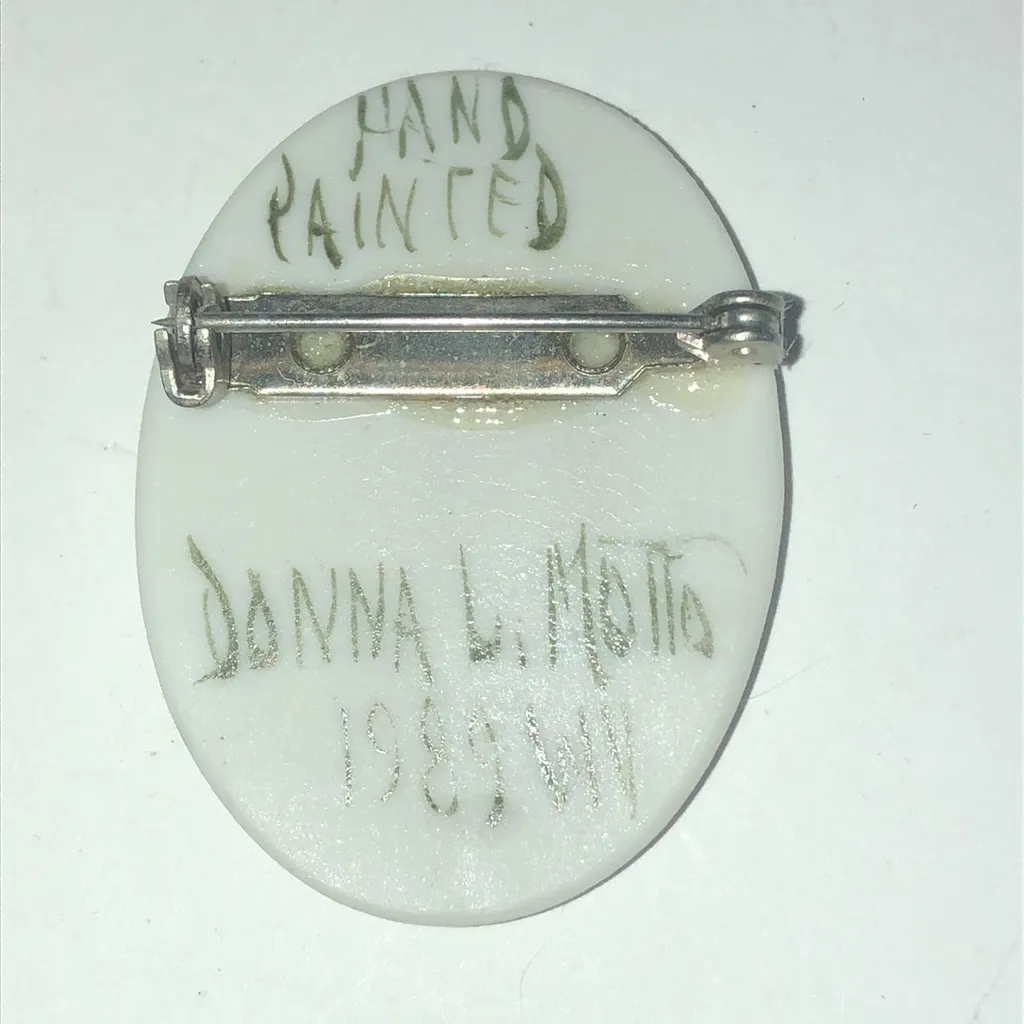 Donna L. Motto 1989 WV Hand Painted Floral Porcelain Brooch Purple - Image 4