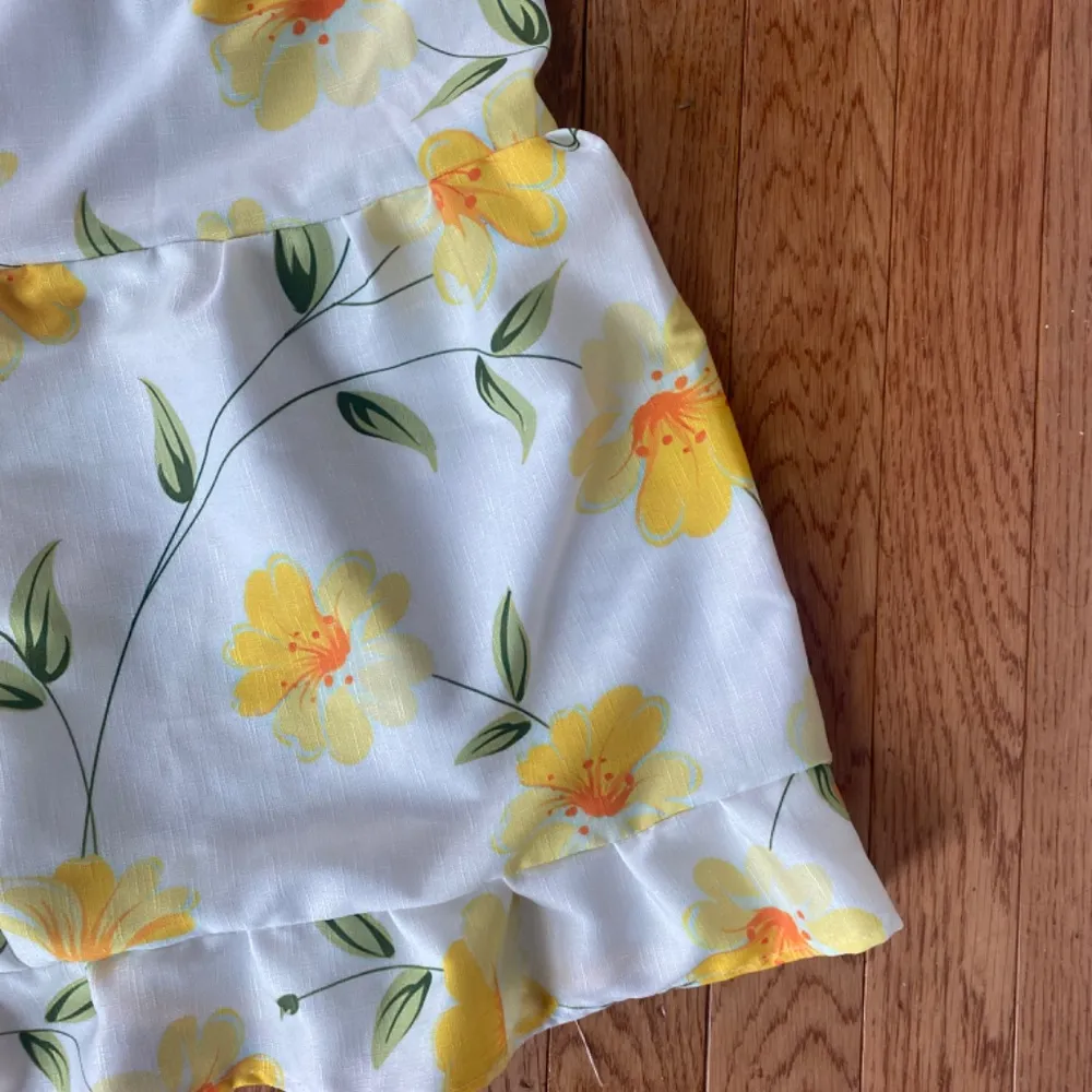 white and butter yellow floral daisy tiered dress - Image 3