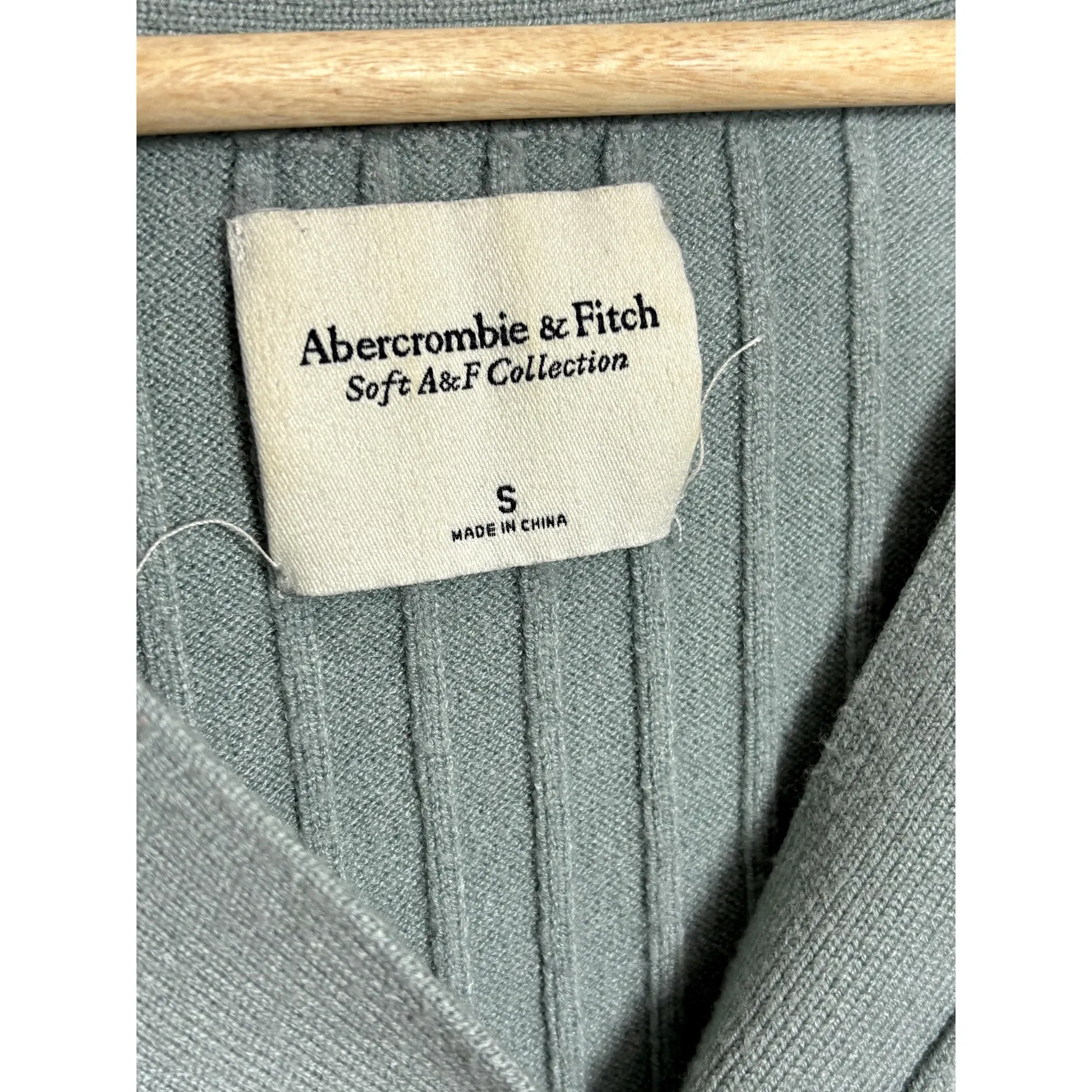 Abercrombie & Fitch Soft AF Blue Knit Long Sleeve V-Neck Cardigan Sweater Size S - Image 3