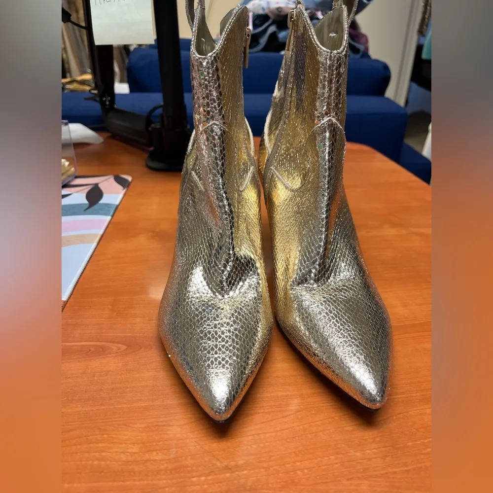 Guess Women’s Metallic Embossed Snakeskin Pointed Toe Heeled Ankle Boots Size 9M - Image 7