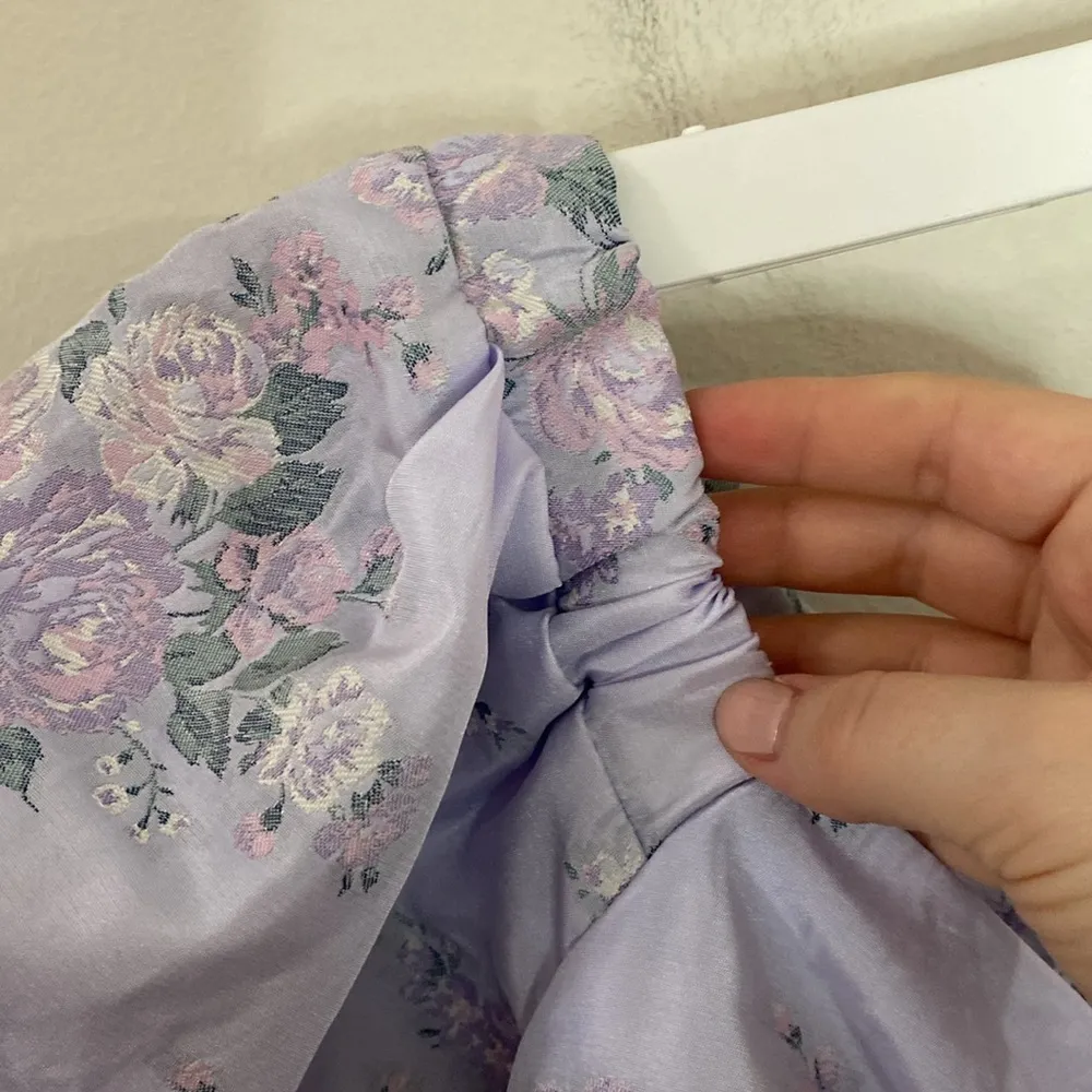 New Express Floral Puff Sleeve Ruched Cropped Top in pale lavender size M - Image 8