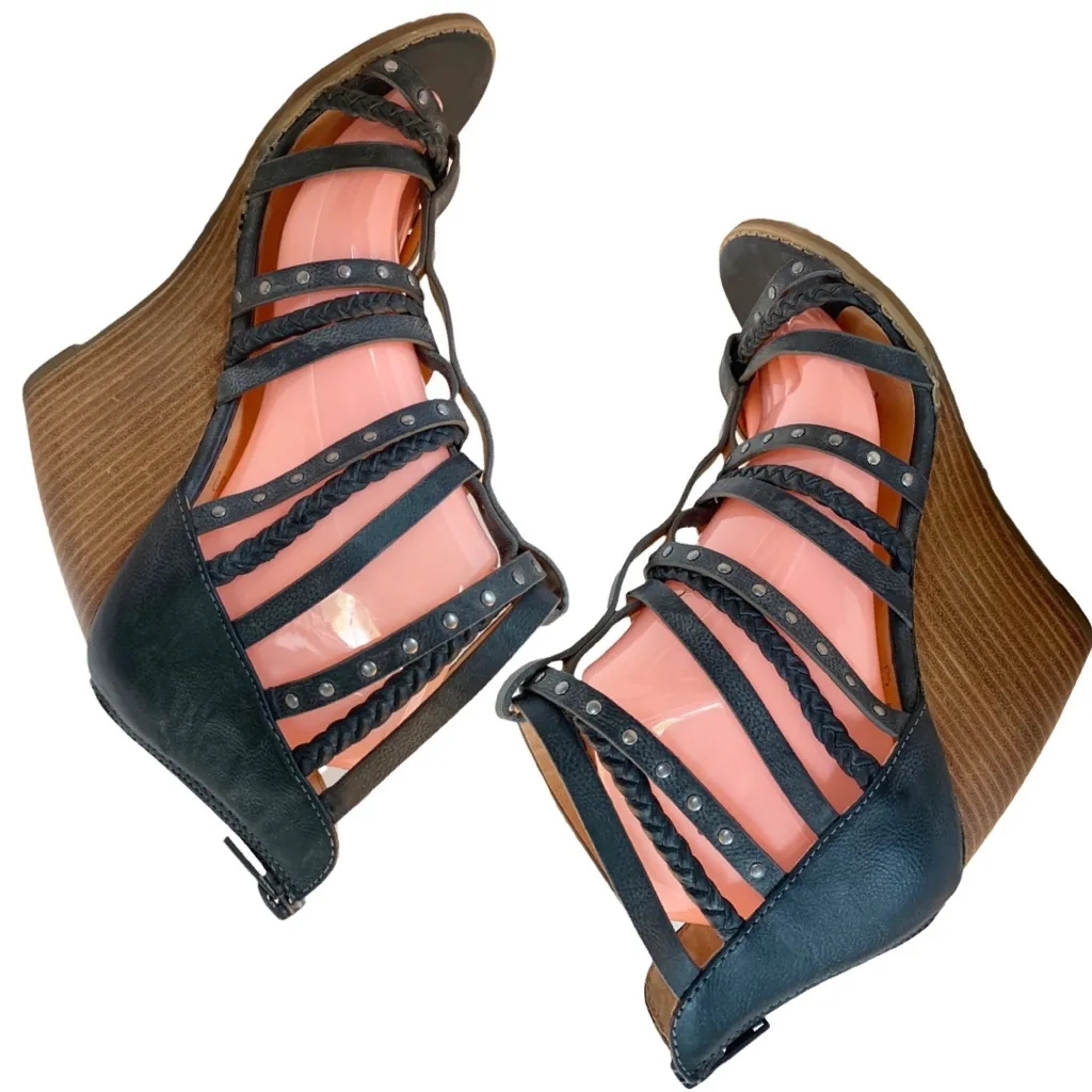 CROWN VINTAGE BLACK LEATHER STUDDED STRAPPY WEDGE HEEL SANDALS (8M) Size 8 - Image 4