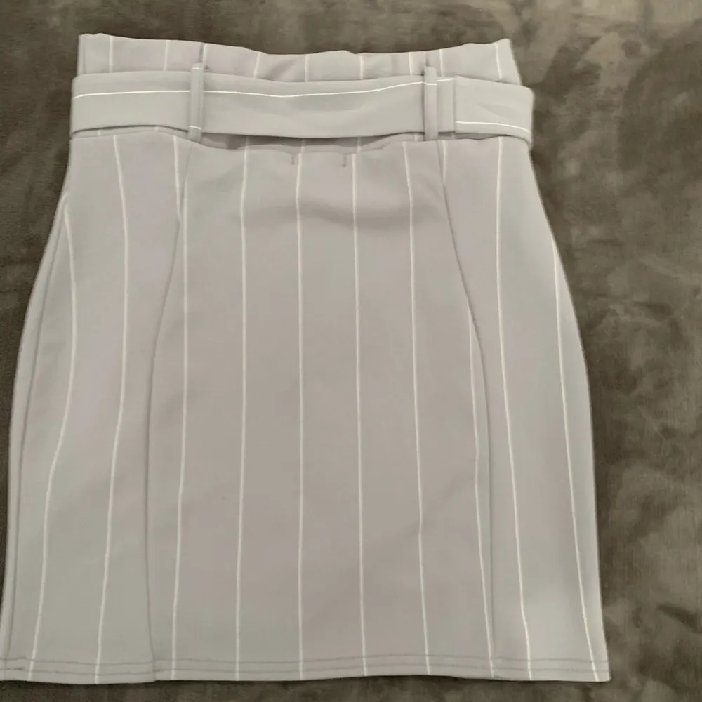 retty Little Thing Grey Pinstripe Tie Waist Mini Skirt size 6 - Image 9