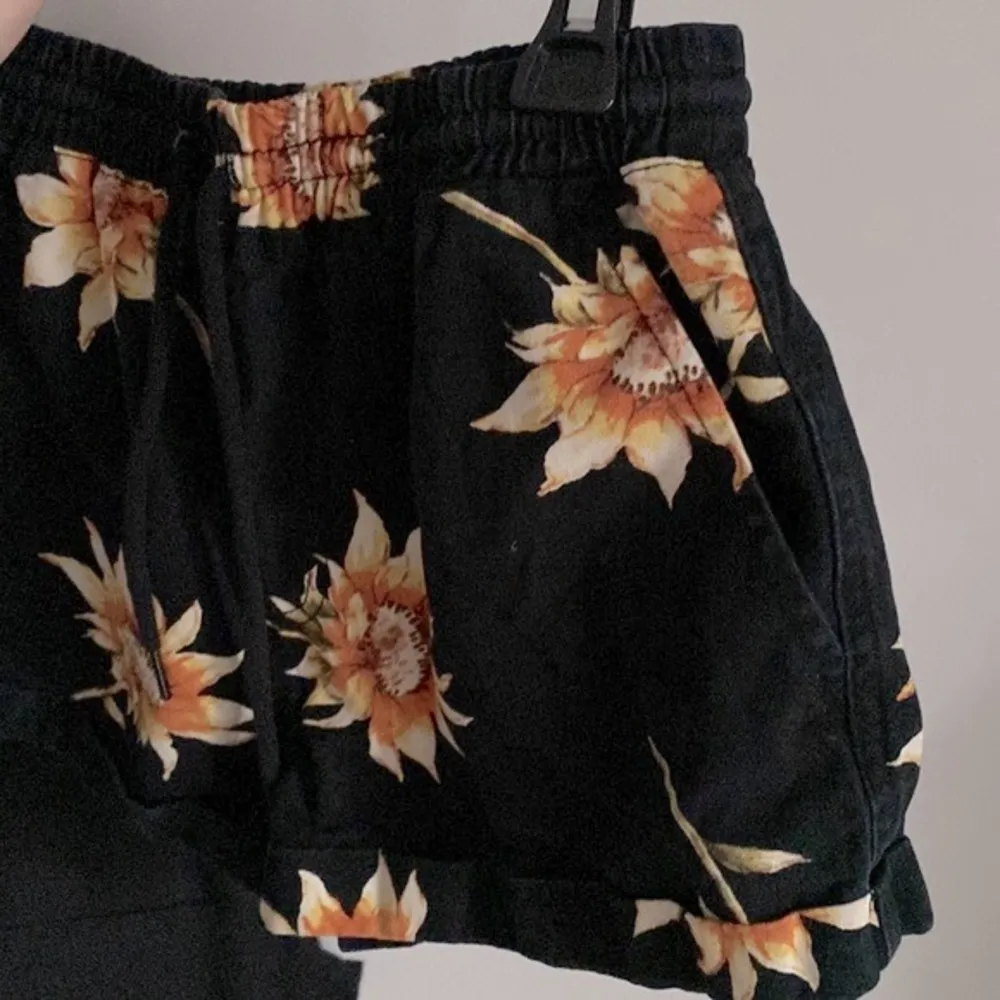 Sunflower Floral Print Rolled Cuff Cotton Shorts With Elasticized Drawstring Black Size undefined - Image 5