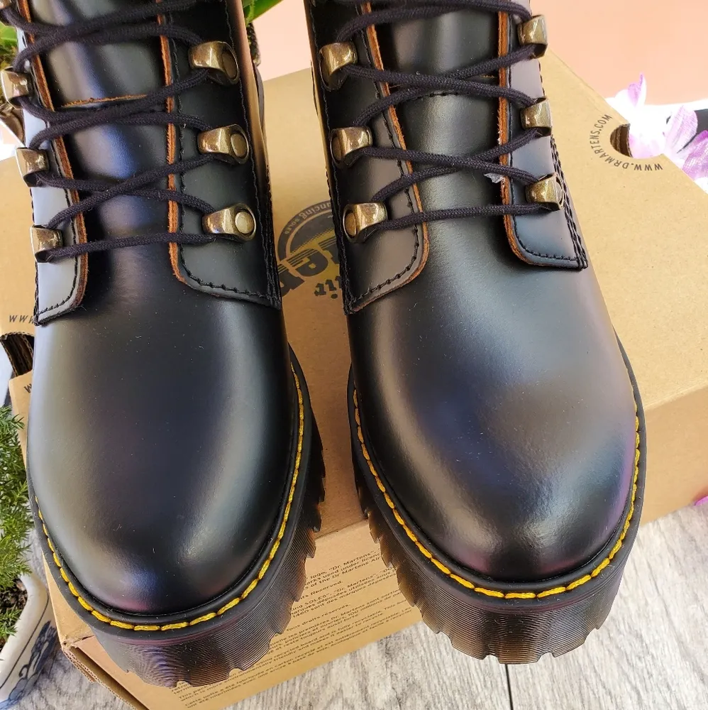 Dr martens black leather heeled boot sz 6 - Image 3