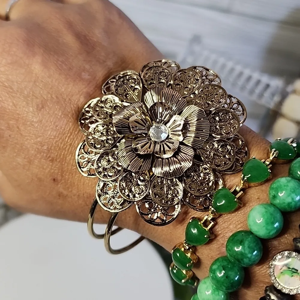 Antique Gold Finish Filigree Flower Clamper Hinge Bracelet - Image 5