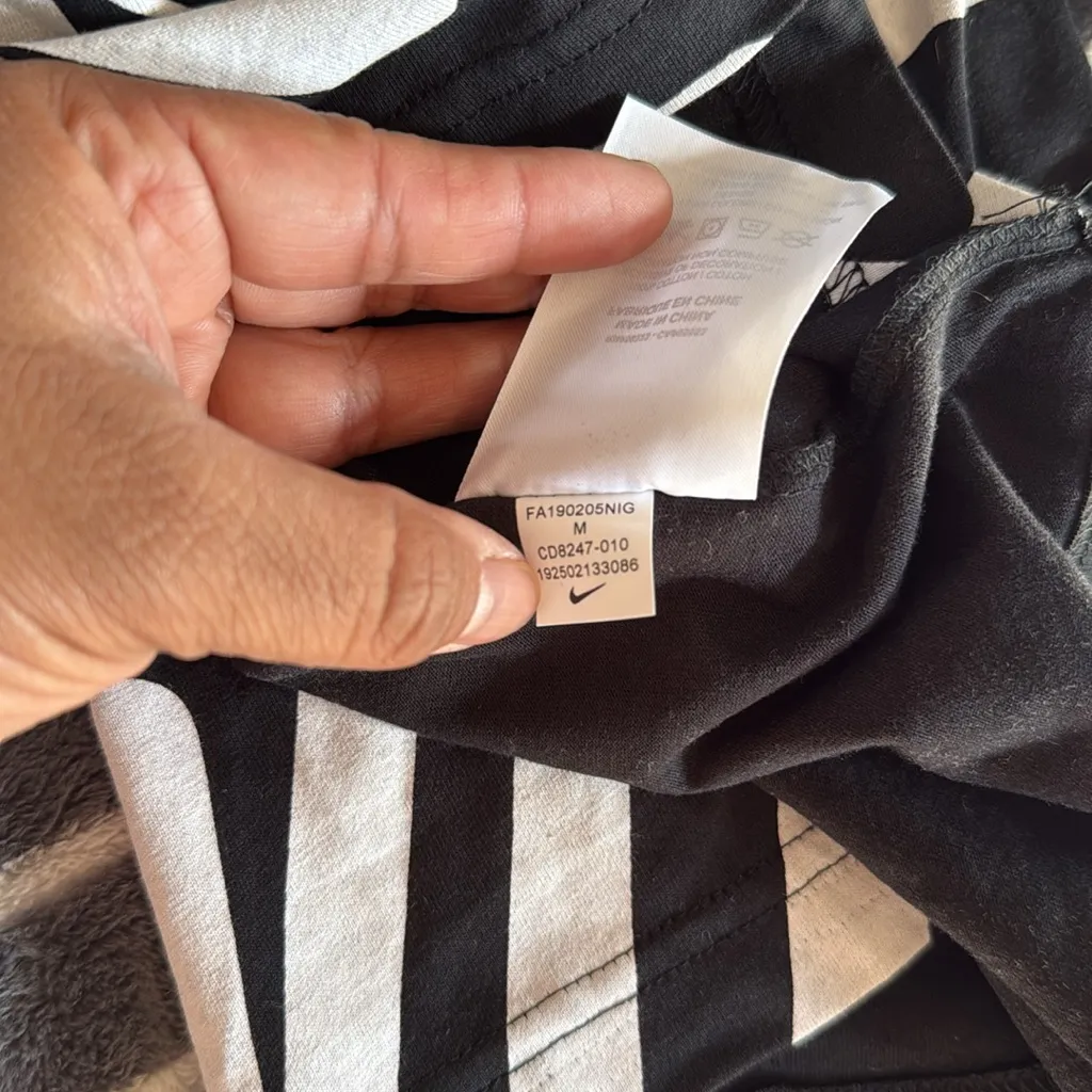 Nike Women's Black White Logo T-SHIRT CROPPED TEE - Image 7