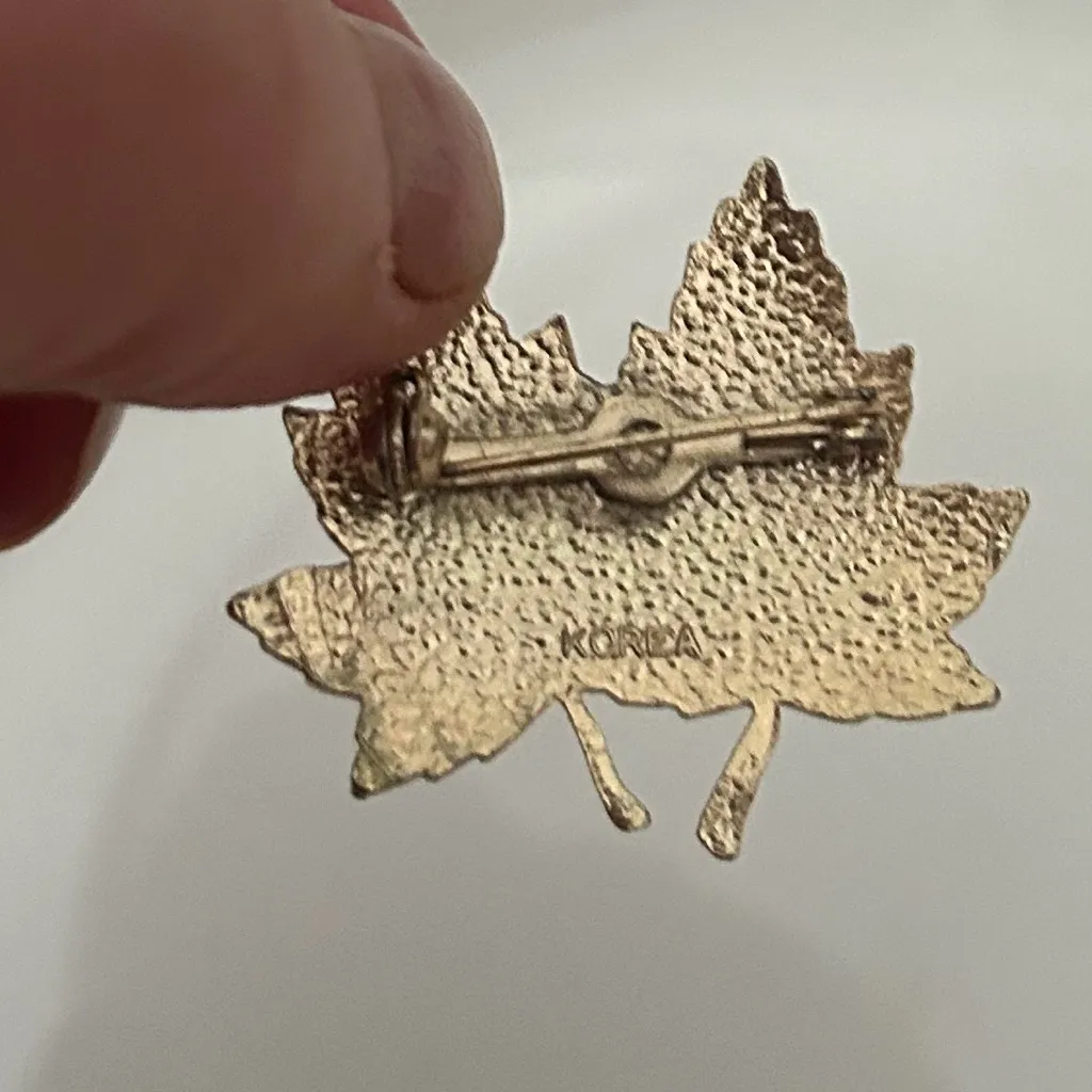 Double Maple Leaf Enameled Pin Green - Image 3