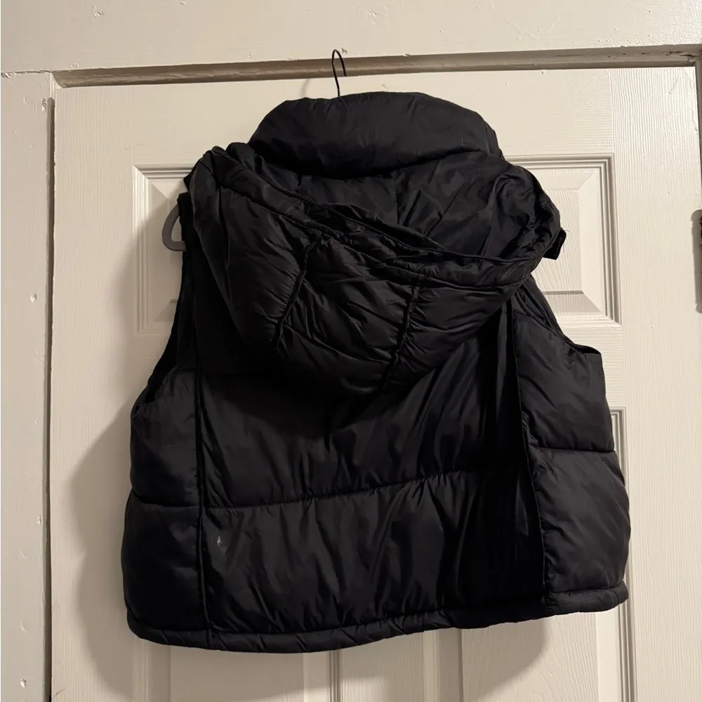 Zara Cropped Puffer Vest in Black - Image 4