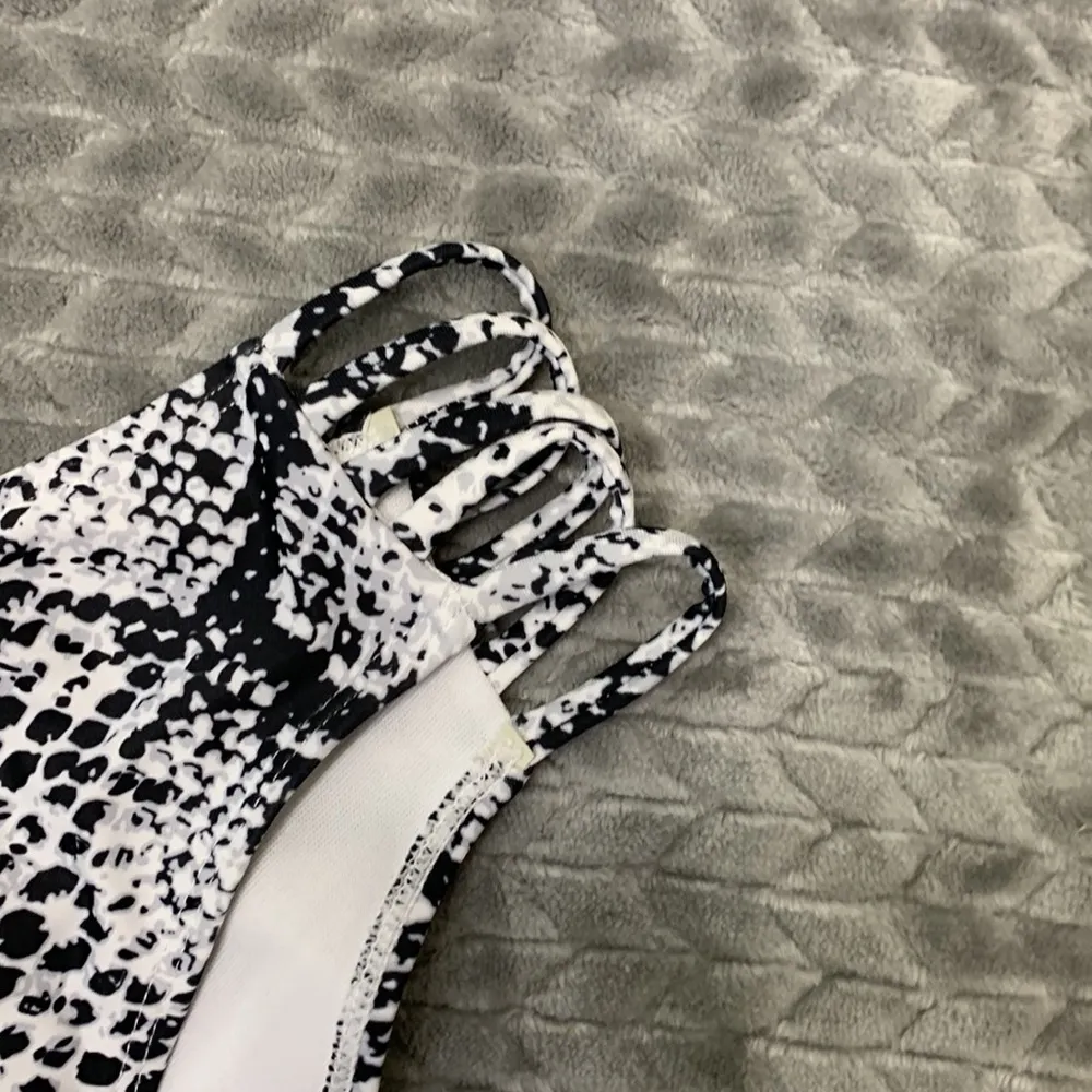 Romwe Snake Print Black and White Bikini Size Medium - Image 11