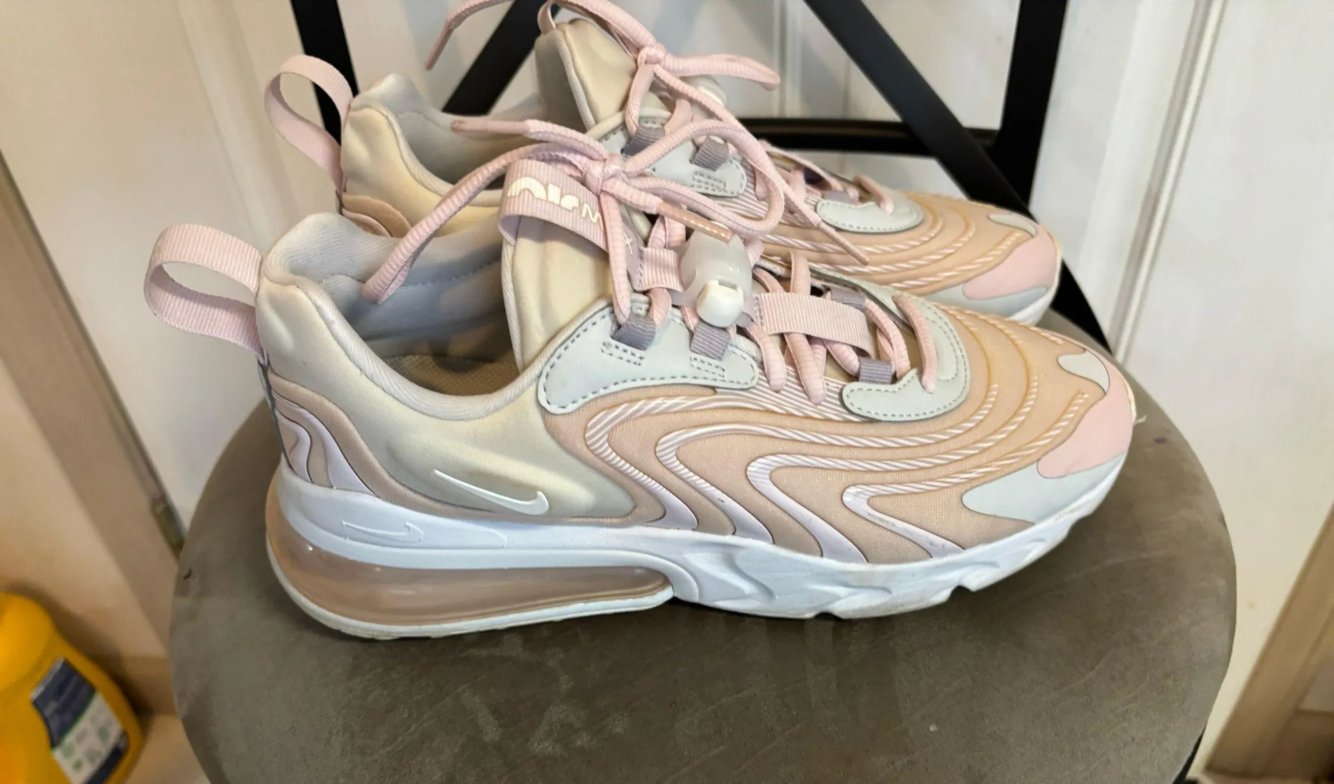 Size 8  Max Air 270 Sneakers - Image 2