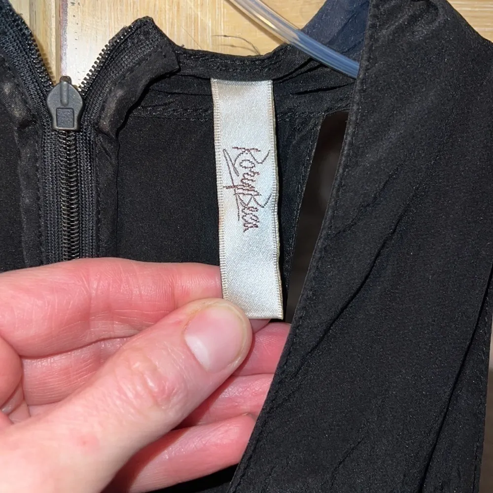 Rory Beca black v-neck sleeveless romper size medium - Image 5