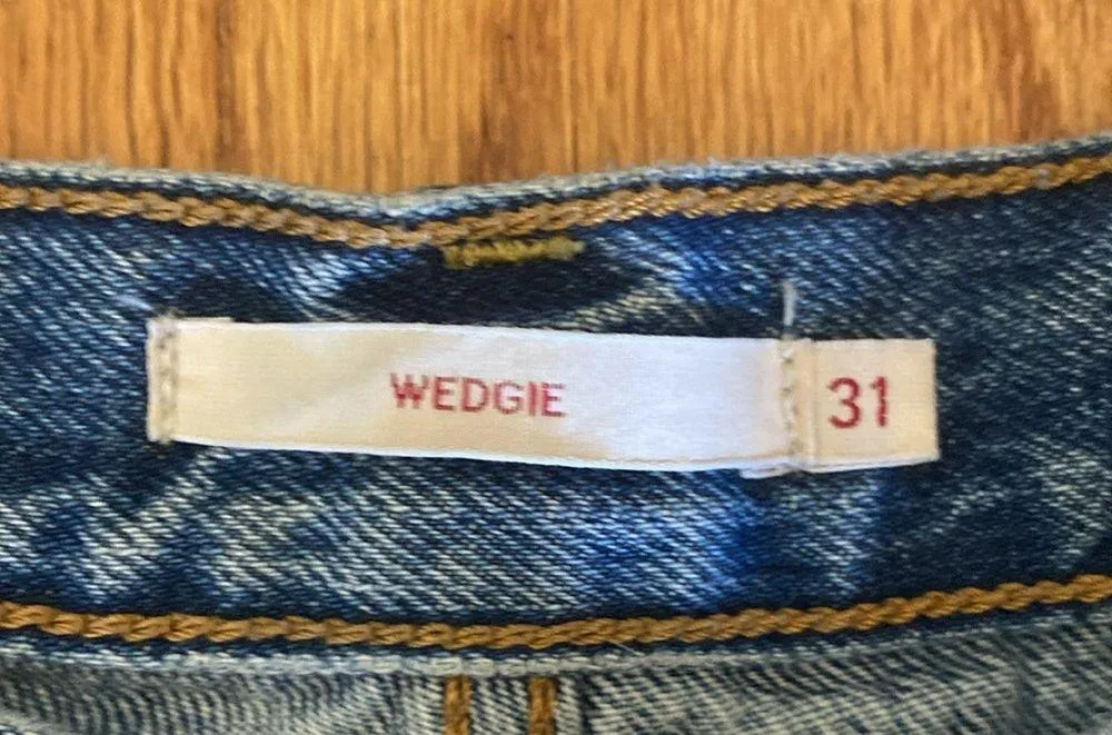 LEVI WEDGIE Vintage Jean. Size 31. Medium Wash - Image 9