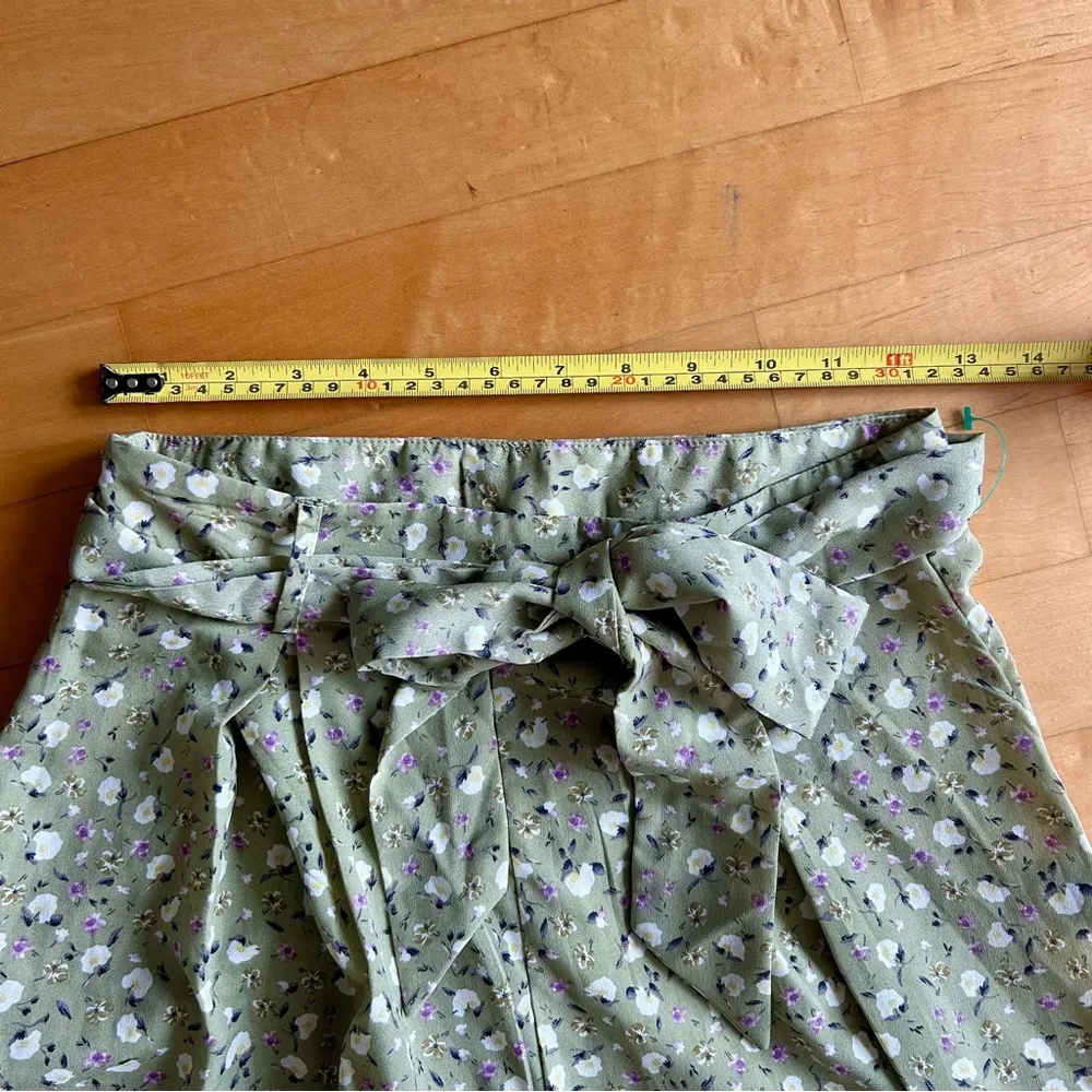 SHEIN Floral, Wide, Split Leg Flowy Pants, Matching Belt, Green, White, Size XS - Image 9