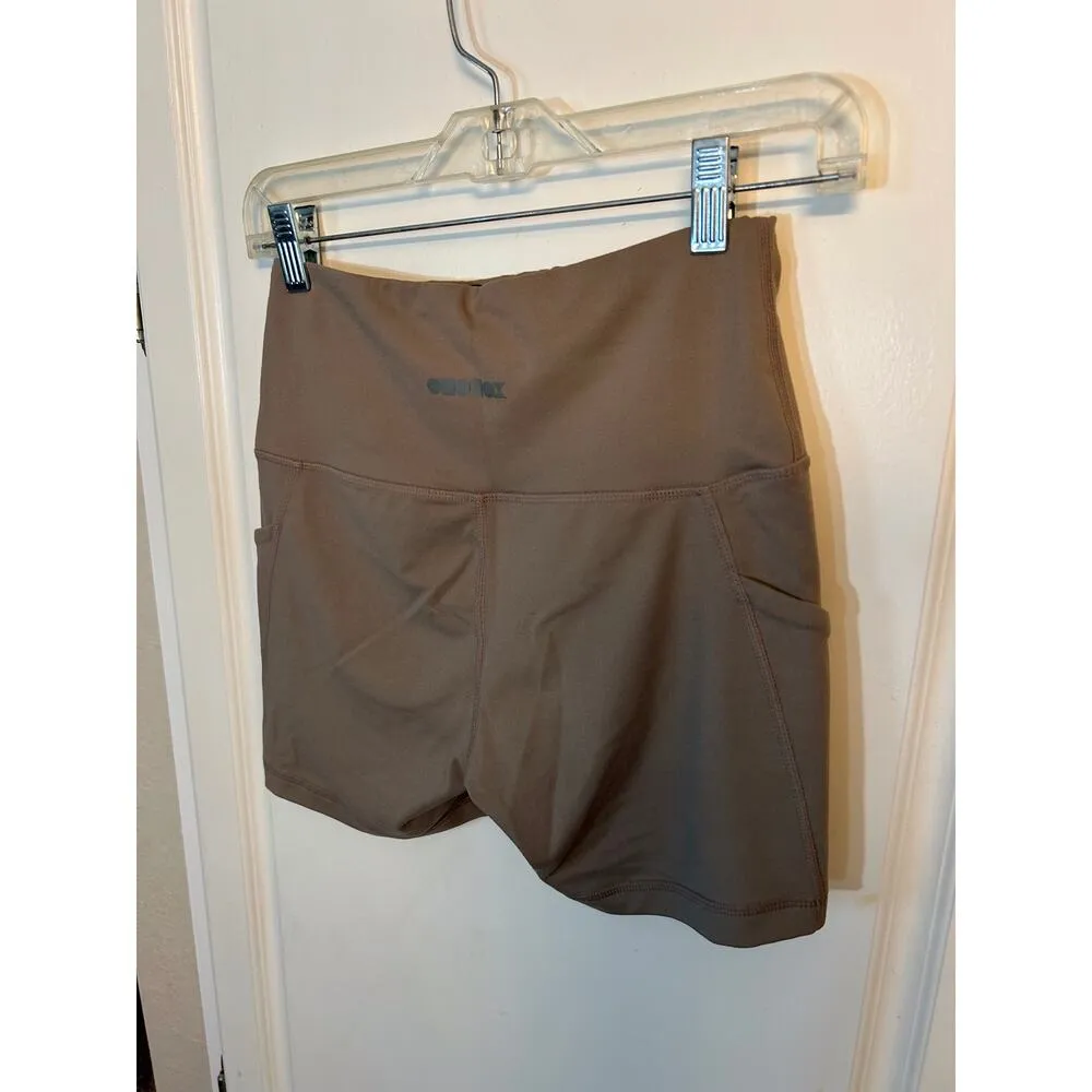 Ododos beige activewear shorts with pockets - Image 5