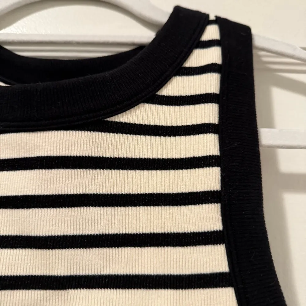 Offline by Aerie Seamless High Neck Sports Bra Black & White striped Small NWT - Image 2