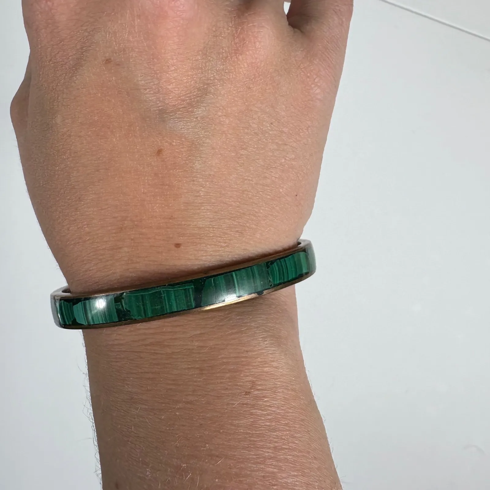 Vtg Brass Bangle Bracelet Faux Malachite Green Resin Inlay 1980s Costume Jewelry - Image 7