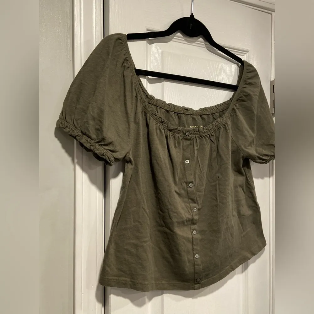 NWOT American Eagle Size S Army Green Scoop Neck Puff Sleeve Button Peasant Top - Image 6