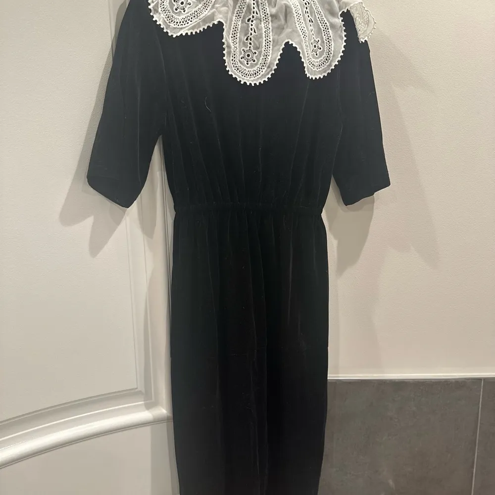 Elegant Black Classic Silky Velvet Dress with a Removable Lace Collar - Image 11