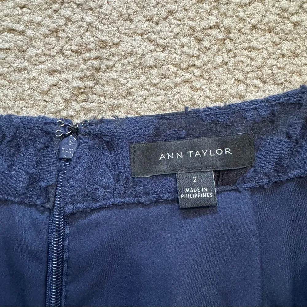 Ann Taylor floral appliqué pencil skirt, navy blue, size 2 - Image 4