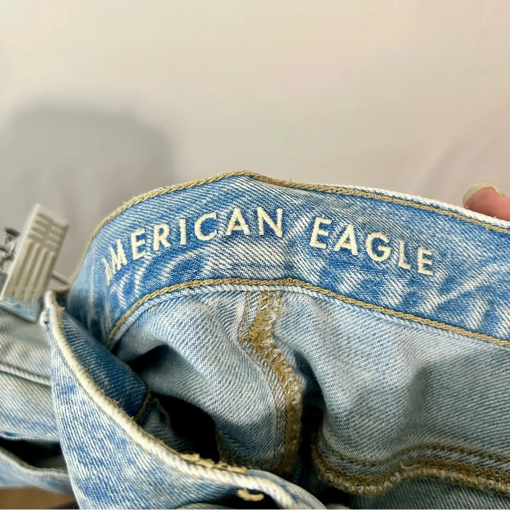American Eagle Women’s Distressed Mom Jeans Light Blue Wash Size 4 Regular FLAW - Image 4