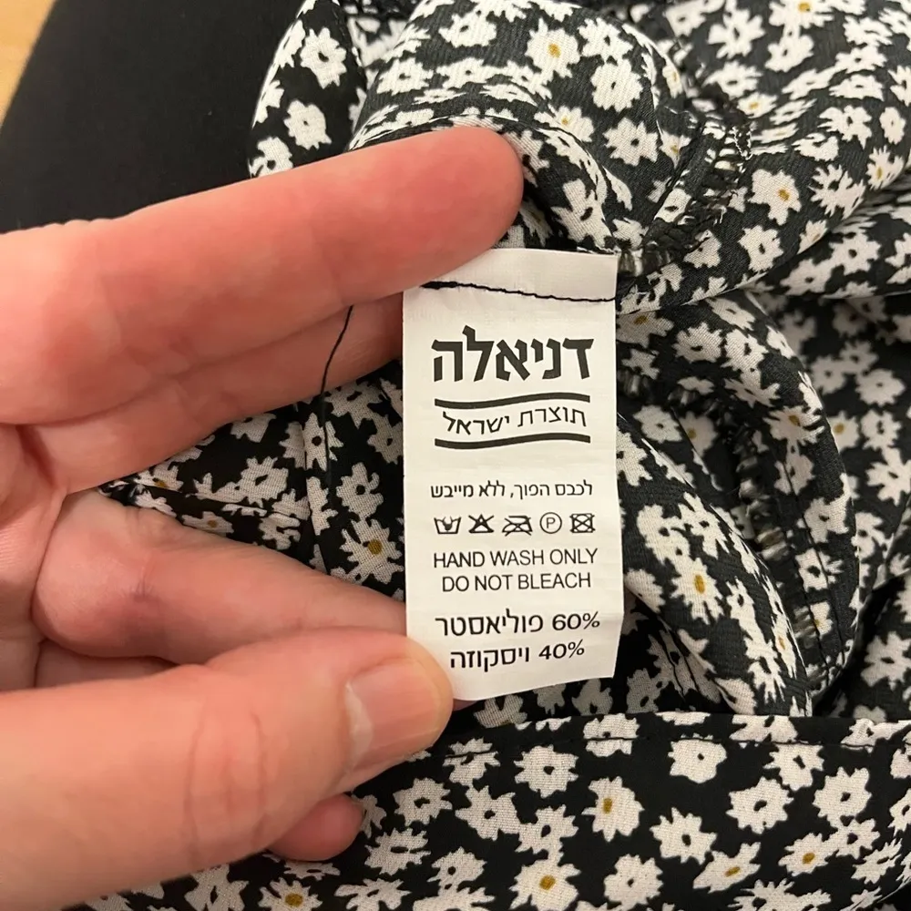 Black white and yellow floral top, slightly sheet Size M - Image 6