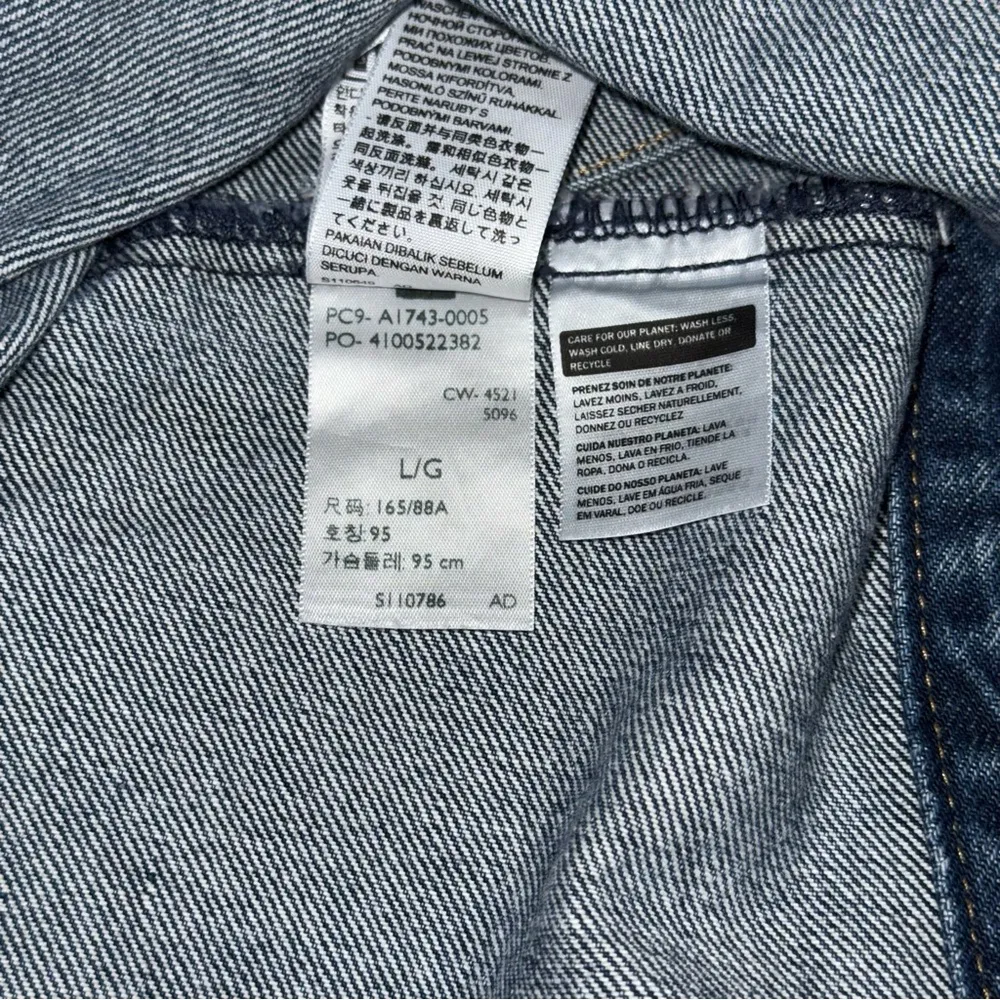 Levi’s Premium 90s Trucker Jacket Dark Wash Distressed Blue Denim Women’s Large - Image 9