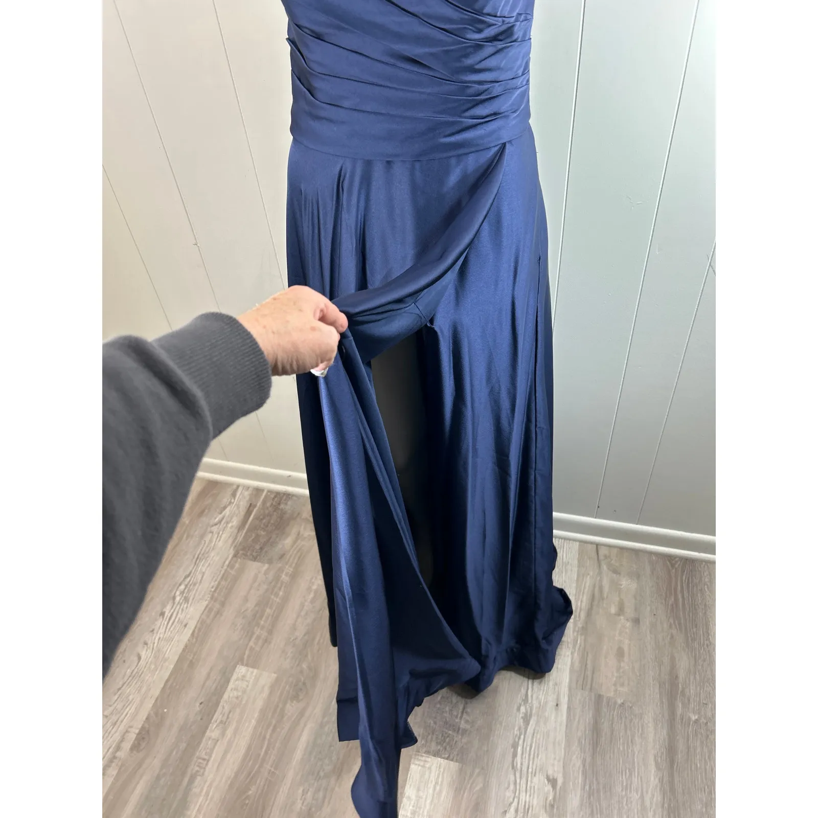 La Femme NWOT Strapless Slit Satin Ballgown in Navy. Size 14. NWOT - Image 5