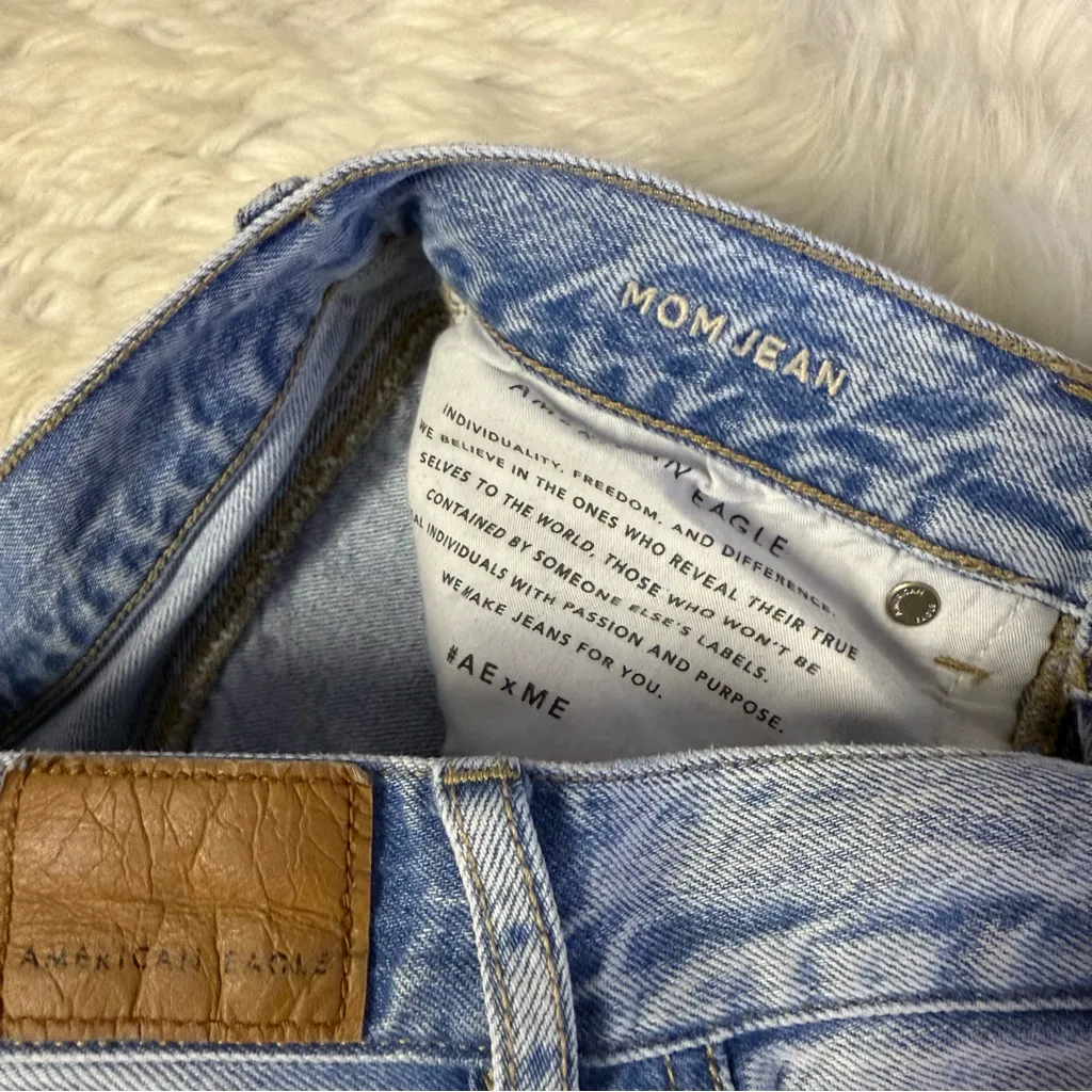 American Eagle Mom Jeans – Size 6 Long – Light Wash - Image 5