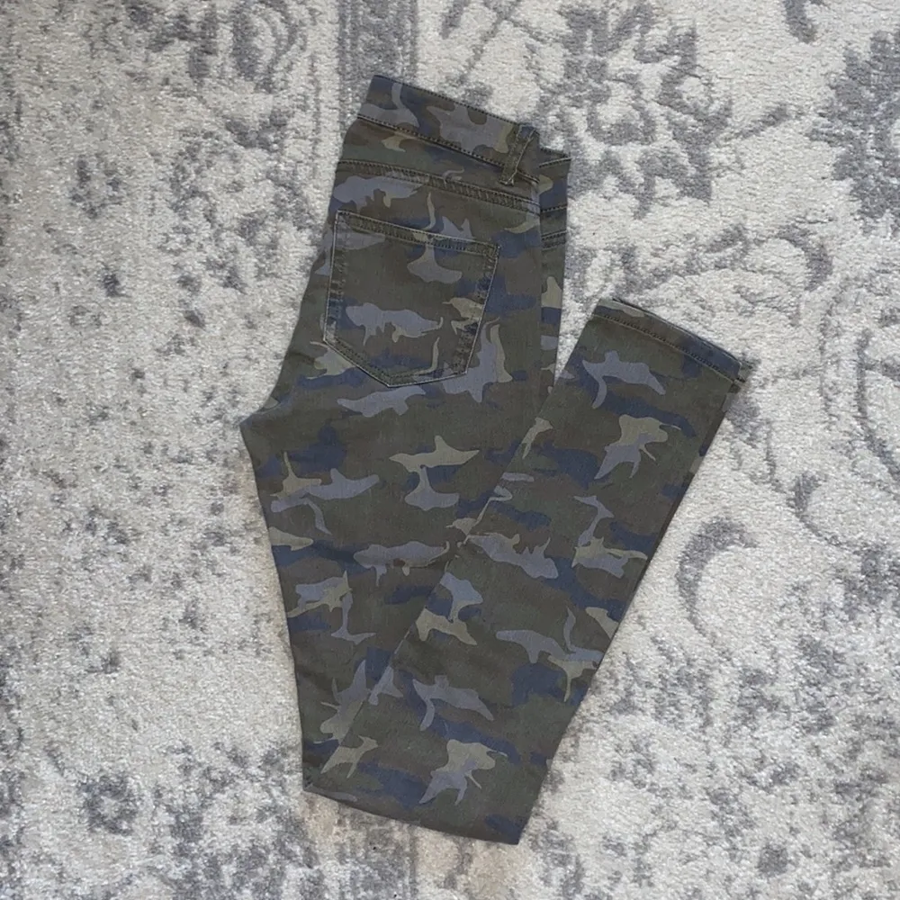 Low-Rise Camo Skinny Pants - Image 4