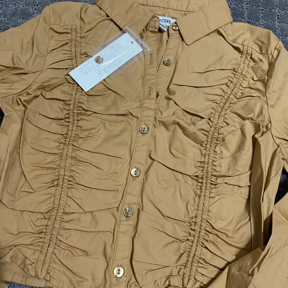 Urban Outfitters  Jolie Ruched Button-Down Top NWT Size M - Light Brown - Image 7
